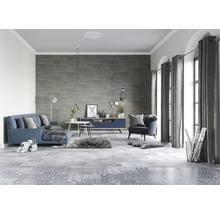 Wohnzimmer mit Sofa, Sessel, Anrichte, Couchtisch, Vorhängen und Fliesenboden