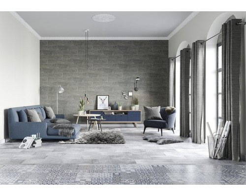 Wohnzimmer mit Sofa, Sessel, Anrichte, Couchtisch, Vorhängen und Fliesenboden