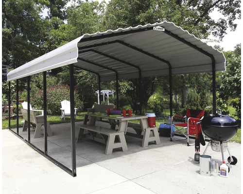 Überdachter Gartenbereich mit Picknicktisch und Grill