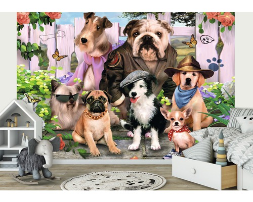 Tapete mit einer Gruppe von Hunden in Kostümen vor einem Gartenzaun