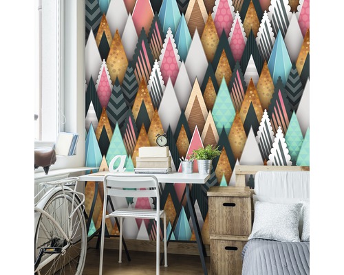 Zimmer mit geometrischer Vliestapete, Schreibtisch und Bett