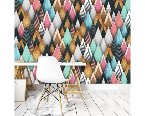 Raum mit Mustertapete, Schreibtisch und Stuhl