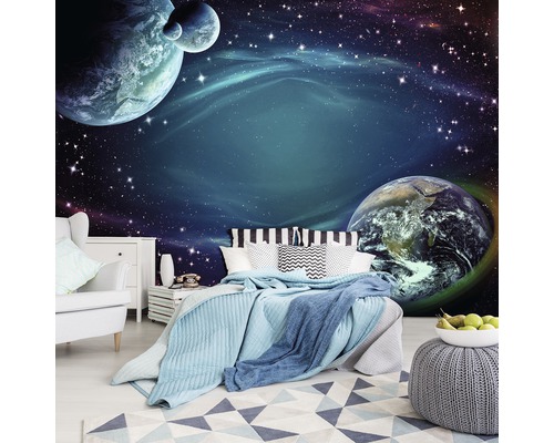 Schlafzimmer mit Weltraumtapete, Bett und Möbeln.