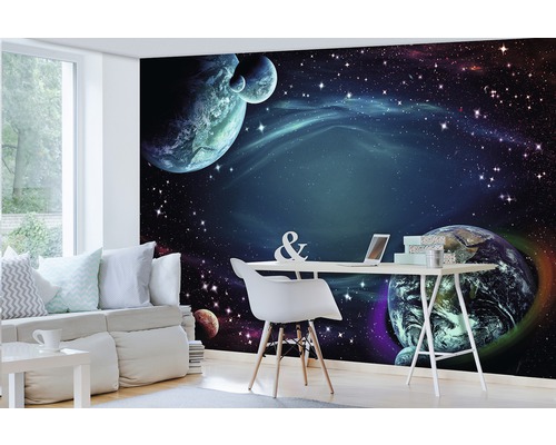 Raum mit einem Sofa, einem Schreibtisch und einer Fototapete mit Weltraummotiv