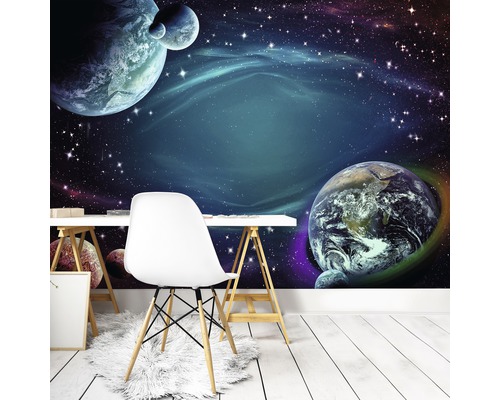 Raumgestaltung mit Weltraumtapete, Schreibtisch und Stuhl