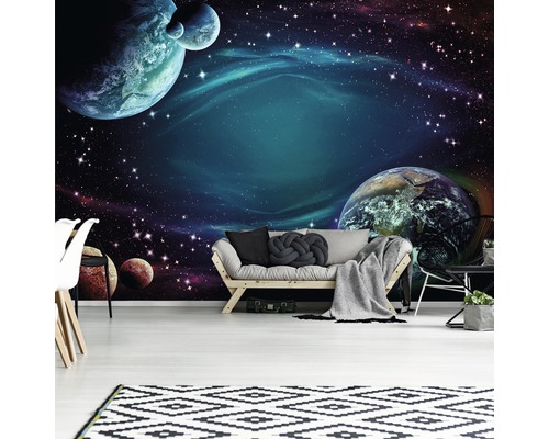 Wohnzimmer mit Weltraum Tapete mit Planeten und Sternen