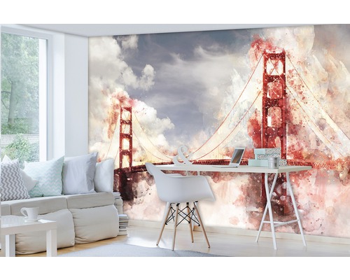 Wohnraum mit einer Fototapete, die die Golden Gate Bridge im Aquarellstil zeigt.