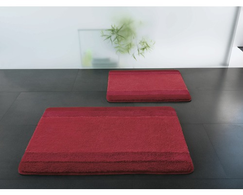 Zwei rote Badteppiche auf dunklem Boden