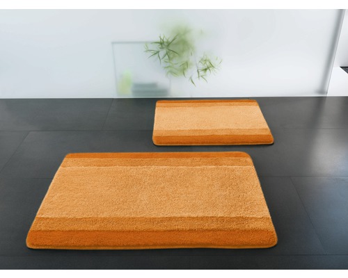 Zwei Badematten mit Streifenmuster auf dunklem Boden