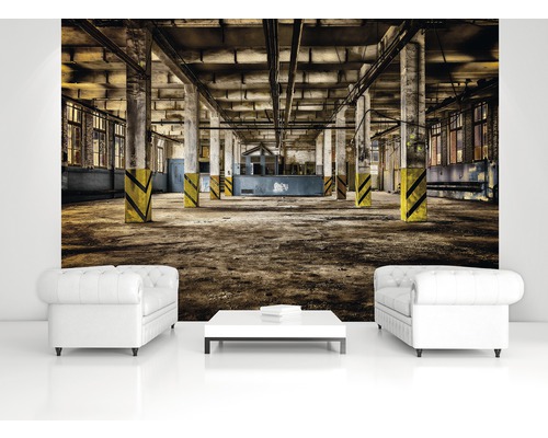 Fototapete mit Motiv einer alten Industriehalle mit Säulen