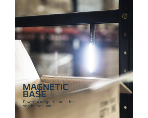 LED-Arbeitsleuchte mit Magnetfuß zur Befestigung an Metallregalen für freihändige Nutzung.