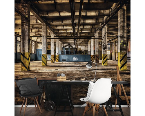 Fototapete mit Fabrikhallenmotiv hinter einem Schreibtisch