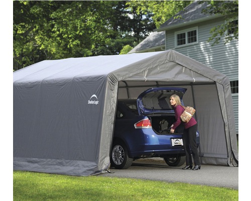 Graue Auto-Garage mit einem Auto und einer Frau, die den Kofferraum entlädt.