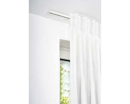 Gardine an Gardinenschiene vor Fenster