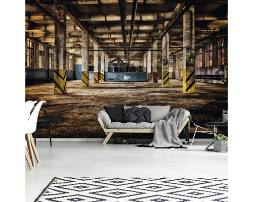 Wandbild einer alten Industriehalle mit Wohnzimmer-Szene