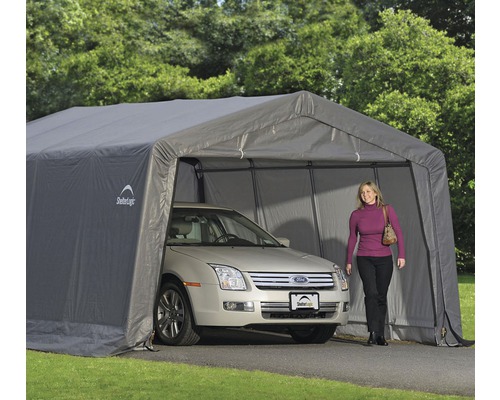 Graues Carport mit Auto und einer Frau