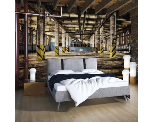 Schlafzimmer mit Fototapete eines Fabrikgebäudes