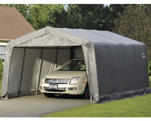 Graues Carport mit Auto auf der Auffahrt