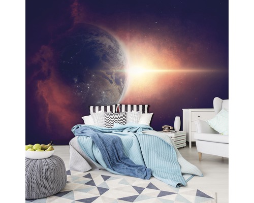 Schlafzimmer mit einer Fototapete, die einen Planeten zeigt.