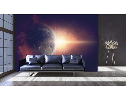 Raum mit Fototapete mit Weltraummotiv, Sofa und Stehlampe