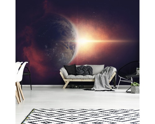 Raum mit Fototapete mit Erdmotiv und hellem Lichteffekt.