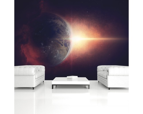 Wohnraum mit Fototapete, die eine Ansicht der Erde aus dem Weltraum zeigt