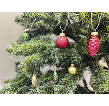 Geschmückter Christbaum mit Kugeln und Zapfen