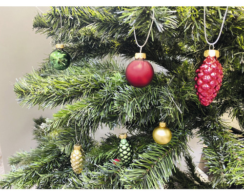 Geschmückter Christbaum mit Kugeln und Zapfen