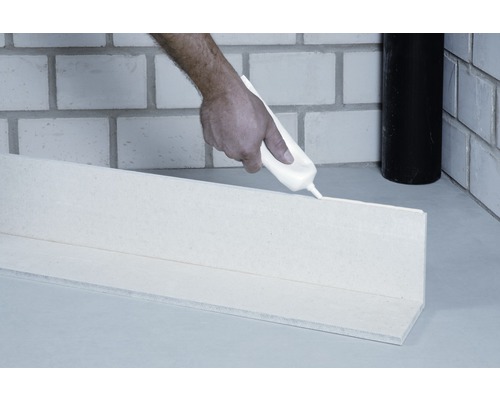 Anwendung von Montagekleber auf einer Sockelleiste