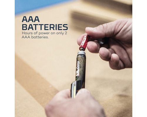 Einsetzen von AAA-Batterien in eine Taschenlampe.