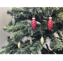 Weihnachtsbaum geschmückt mit Tannenzapfen-Anhängern