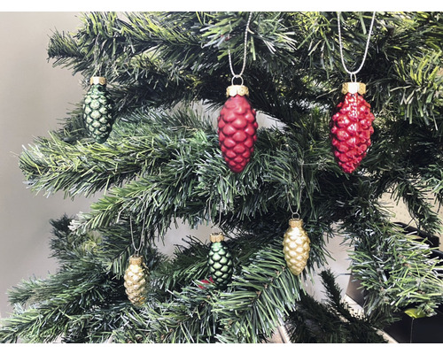 Weihnachtsbaum geschmückt mit Tannenzapfen-Anhängern