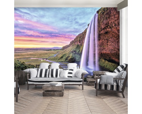 Wohnraum mit Fototapete eines Wasserfalls in der Natur