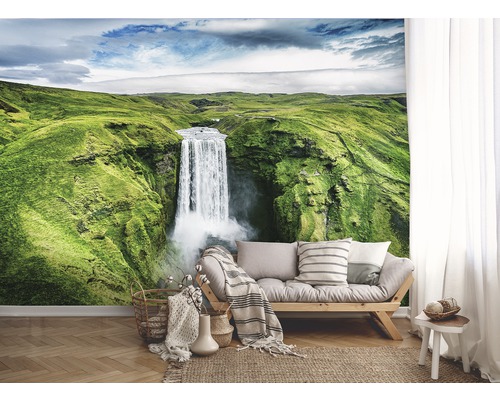 Wandbild mit Wasserfall und grüner Landschaft im Wohnzimmer