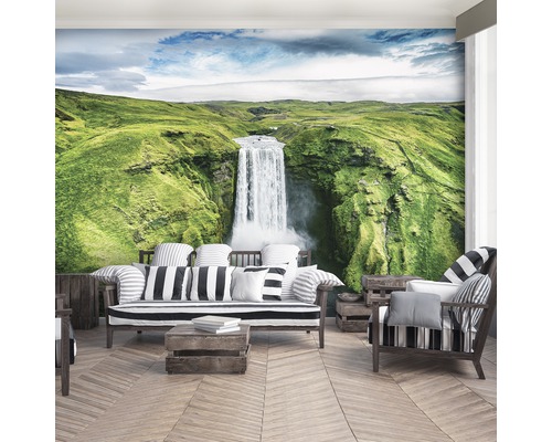 Wohnzimmer mit Fototapete eines Wasserfalls in grüner Landschaft