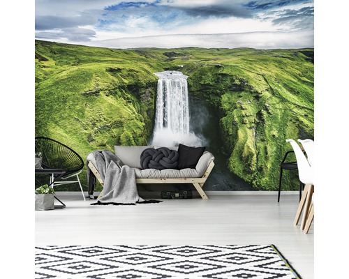 Wohnraum mit Fototapete eines Wasserfalls in grüner Landschaft