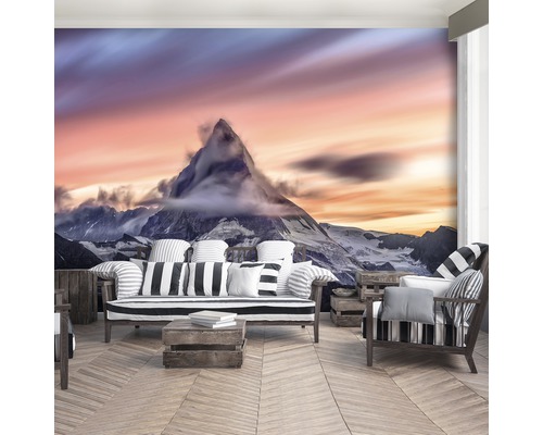 Wohnraum mit Bergpanorama-Fototapete, Sofa und Sessel