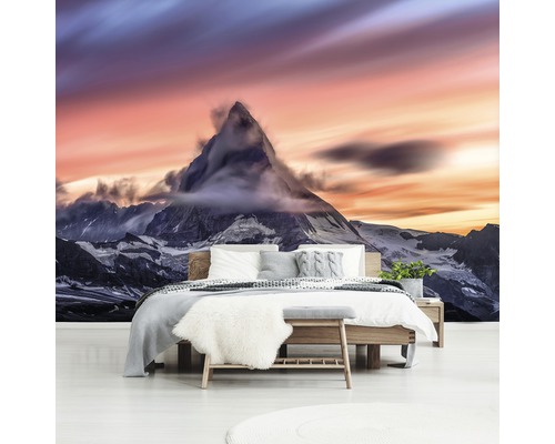 Wandbild mit Bergmotiv im Schlafzimmer