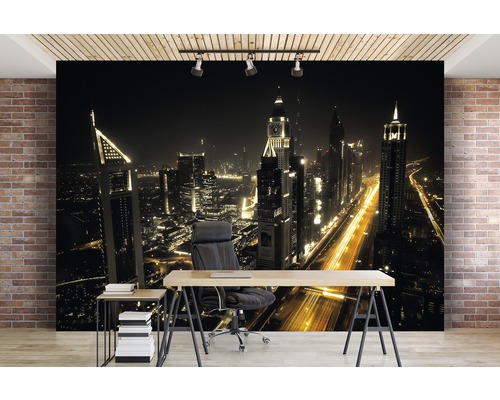 Fototapete mit Stadtansicht bei Nacht hinter Schreibtisch und Bürostuhl