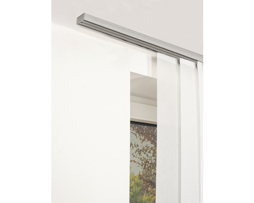 Gardinenschiene mit Vorhängen an der Decke montiert