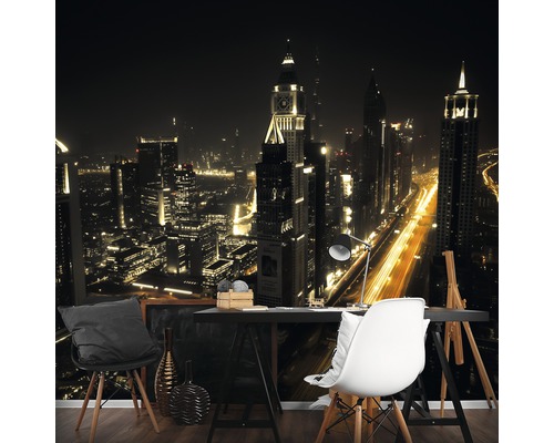 Fototapete mit Stadtansicht bei Nacht hinter Schreibtisch