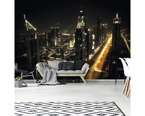 Wohnzimmer mit Fototapete einer nächtlichen Stadtansicht