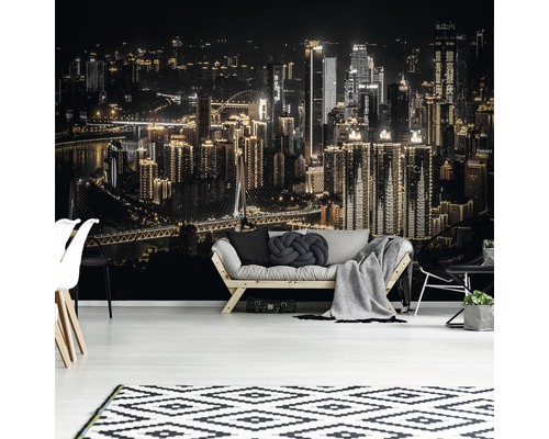 Wohnraum mit Fototapete einer nächtlichen Stadtansicht, Sofa und Teppich