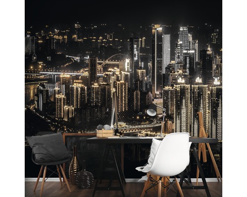 Fototapete mit nächtlicher Stadtansicht, inklusive Schreibtisch und Stuhl