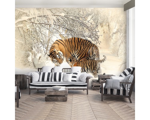 Wohnraum mit Fototapete, die eine Tigerfamilie in einer verschneiten Landschaft zeigt.