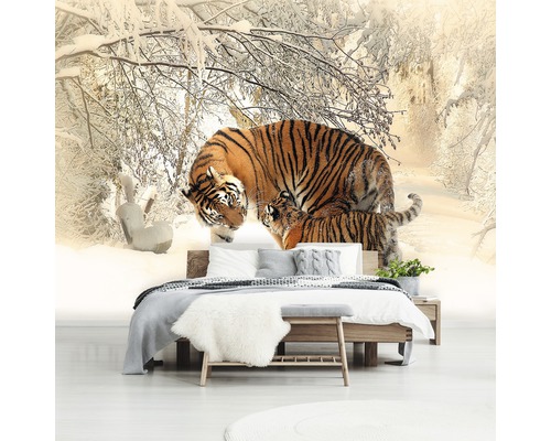 Schlafzimmer mit Fototapete, die zwei Tiger in einem verschneiten Wald zeigt