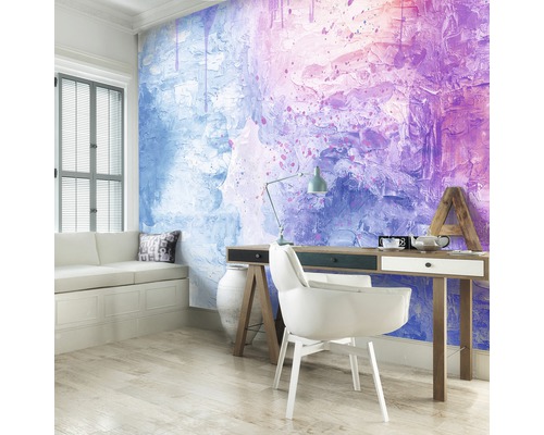 Wohnraum mit Wandbild im abstrakten Design, Schreibtisch und Sitzgelegenheit
