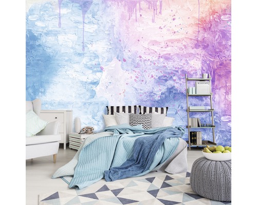 Schlafzimmer mit Fototapete im Aquarellstil, Bett und Möbeln