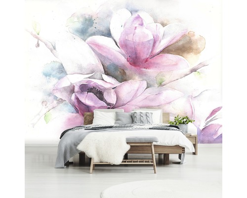 Schlafzimmer mit einem großen Magnolienblüten-Wandbild im Aquarellstil