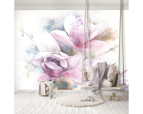 Helles Zimmer mit Aquarell-Magnolien-Wandbild, Schaukel und Teppich